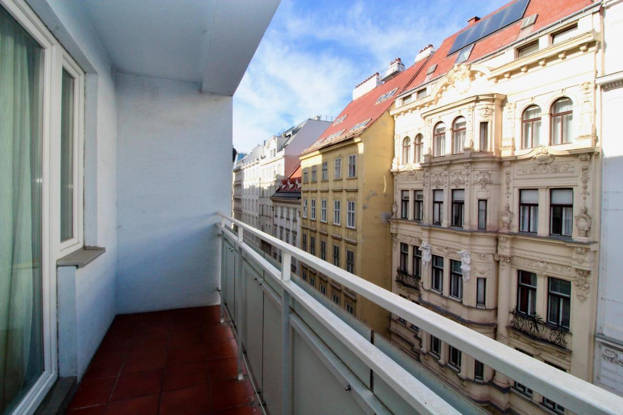 Balcony Apartment - Next To Opera Wenen Buitenkant foto